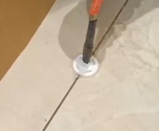 琼山瓷砖空鼓维修公司专业解答瓷砖在铺贴过程中，如果没有涂抹均匀到位的粘结材料（如水泥砂浆或瓷砖胶），可能会导致以下问题