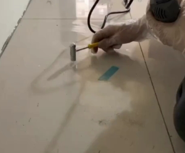 琼山瓷砖开裂维修公司专业分享瓷砖在铺贴前如果没有沥干水分，将会导致以下问题